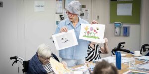 Volunteer Evie teaching her art class at Royal Freemasons Elizabeth Gardens